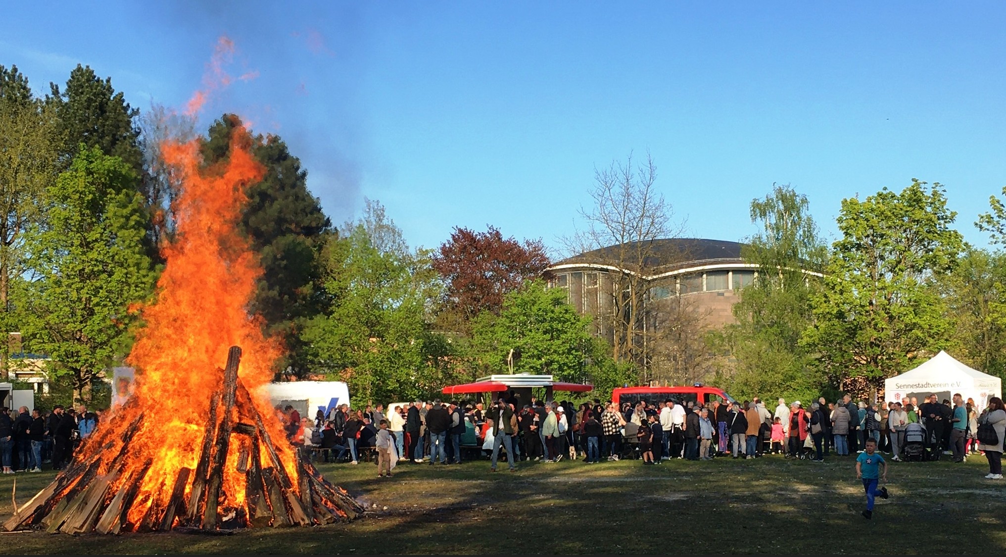 Traditionelles Osterfeuer auf der Maiwiese in Sennestadt